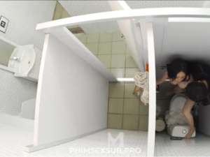 Trai săm trổ puplic cùng bạn gái trong nhà vệ sinh công cộng cực sướng