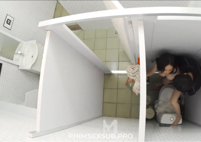 Trai săm trổ puplic cùng bạn gái trong nhà vệ sinh công cộng cực sướng